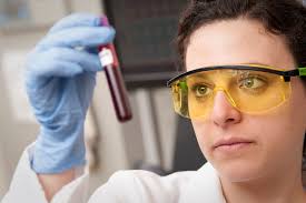vrouw in lab meteen buisje bloed in haar hand