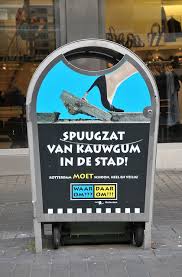 stoepbord met de volgende tekst;
"Spuugzat van de kauwgum in de stad!"