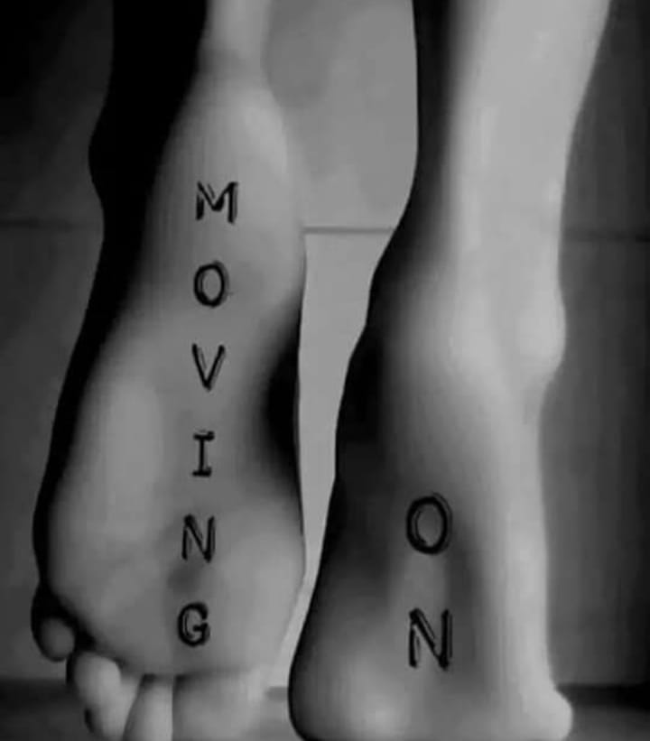 Twee blote voetzolen met de tekst:
"Moving on"