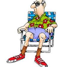 Oude man in campingstoel gekleed in zomerkleding
